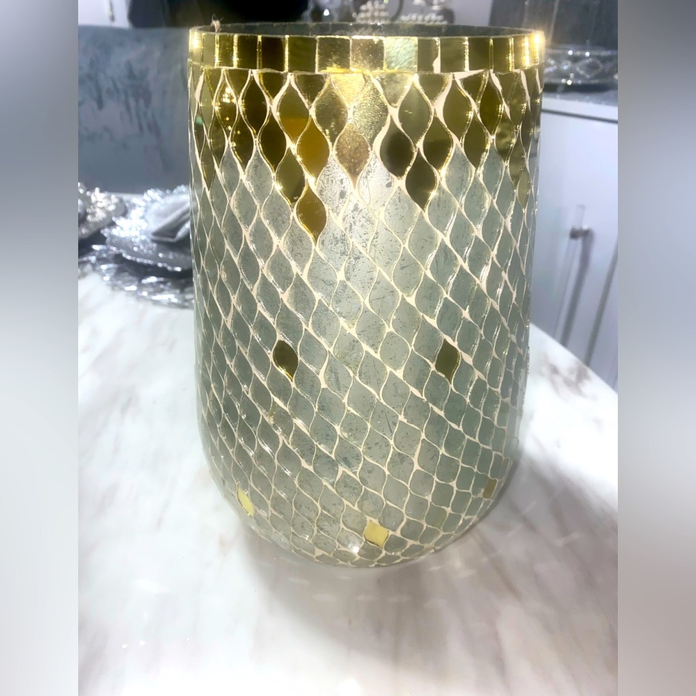 Glass detailed vase